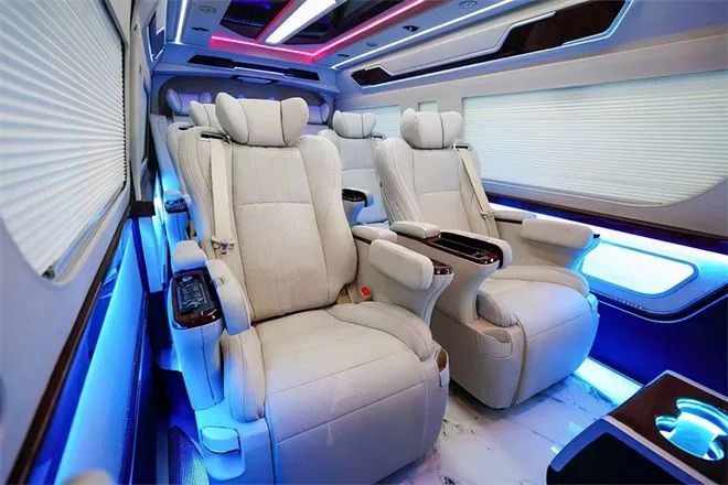 Üheksakohalise Toyota Hiace'i sisekujunduse uuendused, sealhulgas istmed, kup...