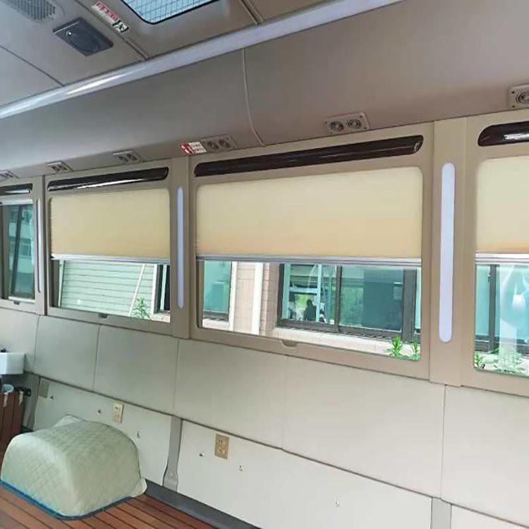 Küljeakna rulood autos