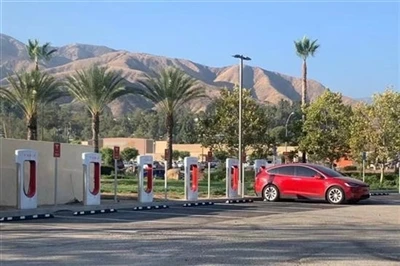 Tesla on välja pakkunud uusi nippe, kuidas kiiretel tundidel lisatasusid võtta.