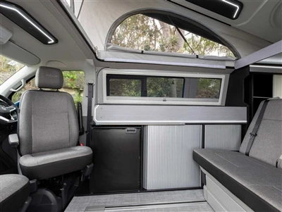 Mägironimise ja maastikumatkamise Volkswagen T6 modifitseeritud auto pole vee...