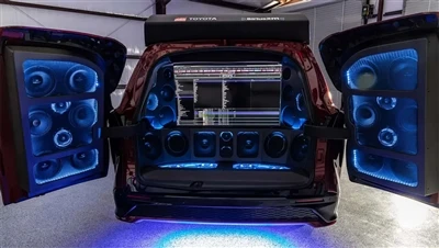 Modifitseeritud Toyota Sienna muutub mobiilseks subwooferiks